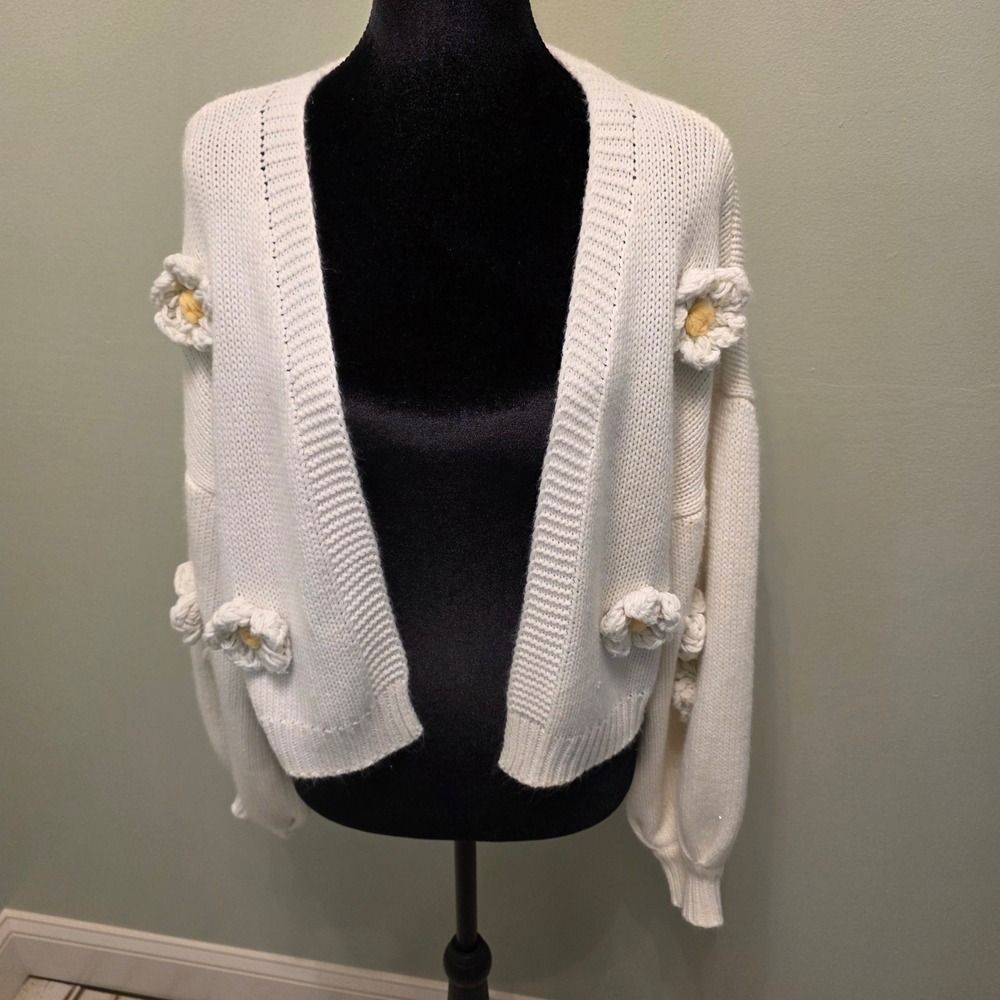 Love Tree White 3D Crochet Daisy Applique Cropped Cardigan Sweater Large